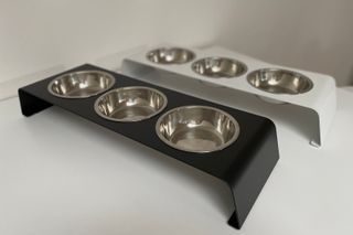 Futterstation in Schwarz und Weiß